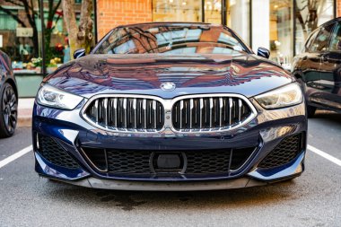 New York City, ABD - 15 Mart 2024: BMW 8 modern araba açık hava manzaralı.