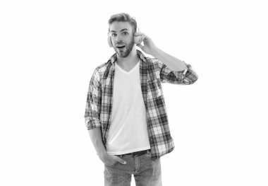 Hayret bir adam müzik dinler. Beyazların izole edilmiş müziğini dinle. Adam arka planda müzik dinliyor. Stüdyoda müzik dinle..