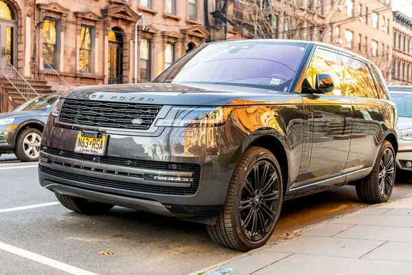 New York City, ABD - 15 Mart 2024: Land Rover Range Rover modern araba caddeye park edilmiş, köşe manzara.