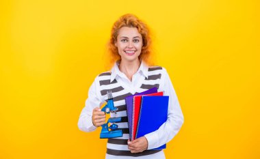 Mikroskobu sarı olan öğretmen. Kadınlar için biyoloji bilimi. Mikroskop araştırması. Okul biyoloji öğretmeni kadının elinde mikroskop var. Kadın biyoloji öğretmeni. Okula dönelim. Çalışmak için ekipman.