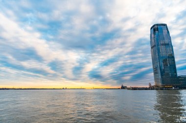 Gökdelen mimarisi. Gün batımında gökdelen. Metropolis City 'deki modern bina. Metropolis City 'deki gökdelen. Şehir merkezinde gökdelenli. Metropolis gökyüzü ve şehir manzarası gün batımında.