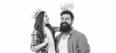 Baban varken kimin büyük patrona ihtiyacı olur ki? Küçük ve büyük patron beyazda izole edilmiş. Kızı ve babası büyük patron tacı takıyor. Hırslı ve başarılı. Büyük patron konsepti. Zafer ve zafer.