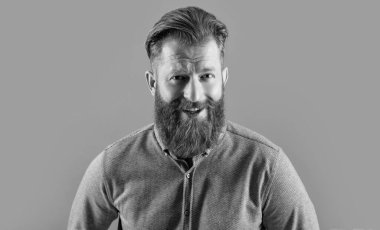 Mutlu bir adamın portresi. İrlandalı adam sakallı gülümsüyor. Tıraşsız yüzlü sakallı adam Griler 'de izole edilmiş stüdyo..