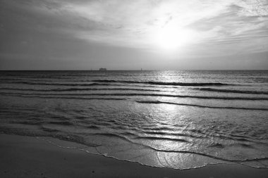 Güneş doğarken deniz manzarası çok güzeldir. Güneş doğarken deniz manzarası. Yaz mevsiminin doğuşunda deniz manzarası. Deniz manzarası, güneş doğarken gökyüzünde.