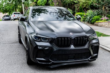 New York City, ABD - 26 Ağustos 2023: BMW X6 SUV araç geçişi, ön manzara.