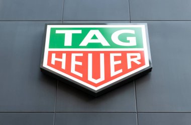 New York City, ABD - 26 Mart 2024: TAG Heuer Swiss watch store logosu Manhattan New York.