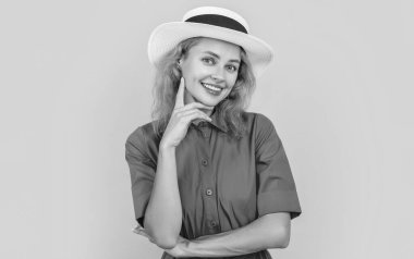 Yazın gülümseyen eski tarz kadın. Yazın sarıda izole edilmiş modaya uygun bir kadın. Yazın stüdyoda modaya uygun bir kadın. Yazın arka planda retro stil kadın.