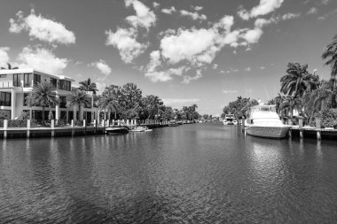 Sahil limanı yaz tatili için mükemmel bir yer. Sahil limanı varış noktası. Deniz kenarındaki yaz mevsiminin manzarası. Limanda tekneleri olan pitoresk deniz kıyısı tatil beldesi.