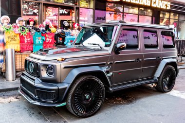 New York City, ABD - 24 Şubat 2024 Mercedes Benz AMG 63 SUV araç, köşe görüş.