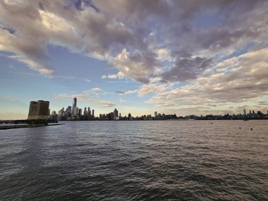 New York şehri. New York 'un gökdelen binası. Kentsel mimari. Manhattan ve Hudson River şehir merkezinde. Büyük şehir manzarası. New York şehir merkezi. Manhattan silueti. Doğu Nehri üzerinde..