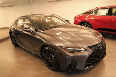 New York City, ABD - 23 Temmuz 2021 Lexus 350 F spor gri renkli araba, köşe manzaralı.