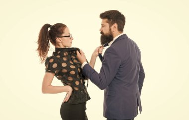 Kim daha iyi yapıyor. Sakallı adam ve seksi kadın birbiriyle yarışıyor. Rekabetçi ilişki. İş ortakları arasındaki ilişki. İş yeri ilişkisi. Birbirine aşık bir çift. Romantik ilişki.