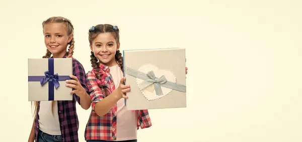 Regalo Amigo Presente Caja Compras Niños Niñas Con Cajas Feliz Imagen De Stock