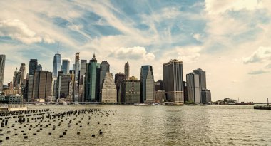 Manhattan 'ın gökdeleni. Şehir merkezindeki modern gökdelen manzarası. Manhattan 'ın gökdelen silueti. New York şehri. Manhattan, New York 'taki doğu nehri şehri. Mimari beceri.