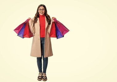 Alışveriş ve indirim. Çantalı kız. En iyi satış teklifi. Alışverişten sonra modaya uygun bir genç kız. Alışverişkolik. Sonbahar alışverişi. Şık genç kız sonbahar montuyla alışverişe çıkar..