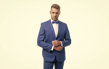 Beyaz arka planda yalıtılmış papyonlu zarif bir erkek garson..