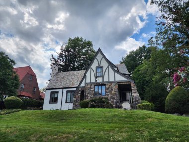 2023: Mahalledeki banliyö konutlarının mimari mülkleri.