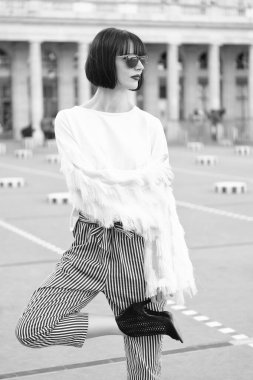 Şık esmer kadın model. Açık havada şık esmer bir kadın. Dışarıdaki şık esmer kadın. Sokaktaki şık esmer kadın..