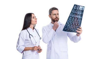 Sağlık ve ilaç. Klinikte teşhis muayenesi yapan bir doktorla sağlık hizmeti. Doktor ve Radyolog MRI taramasında teşhisi tartıştılar. Doktor kaliteli sağlık hizmeti veriyor. Nörolog tedavisi.