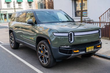 New York City, ABD - Nisan 01, 2024 Rivian R1S Fırlatma Sürüm elektrikli SUV araba dışarı park, köşe manzara.