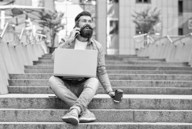 Serbest iletişimi olan mutlu bir adam. Serbest çalışan bir adam telefonda konuşuyor. Dizüstü bilgisayarında serbest iletişimi olan bir adam. Dışarıda serbest çalışan bir adam var..