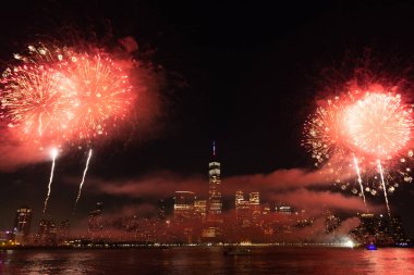 New York Manhattan havai fişekleri arifesinde. Manhattan 'da havai fişekler. New York 4 Temmuz Havai fişekleri. Flashing Fireworks ile New York City Skyline Manhattan. Bağımsızlık Günü