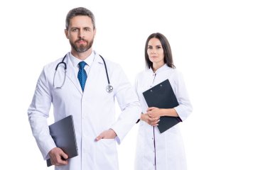 İlaç ve sağlık sigortası. Hastanedeki doktor. Doktorun reçetesi var. Doktor dahiliyecisi beyaz pano ile izole edilmiş. Hemşireye reçete yazan doktor. reçeteli uyarı.