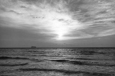 Güzel yaz deniz manzarası gün batımında. Gün batımında deniz manzaralı gökyüzü. Gün batımında deniz manzarasının fotoğrafı. Deniz manzaralı doğa gün batımında.