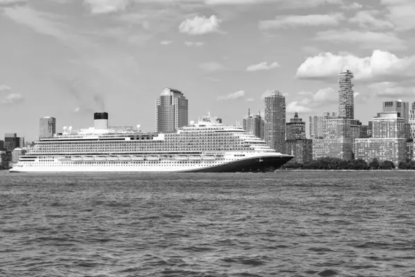 Crucero Lujo Navegando Puerto Amanecer Crucero Cerca Nueva York Manhattan Fotos De Stock Sin Royalties Gratis