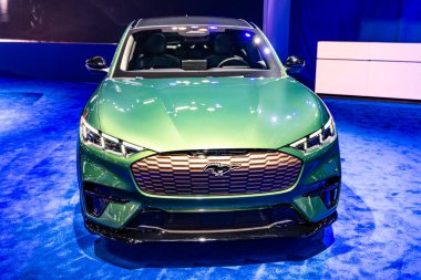 New York, ABD - 27 Mart 2024 Ford Mustang Mach-E GT elektrikli otomobil New York Uluslararası Otomobil Fuarı, ön görüş.