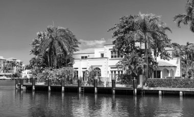 Yazın palmiyeleri olan güzel bir villa. Deniz manzaralı ve özel rıhtımı olan lüks bir yazlık villa. Modern villa yaz tatili için ideal. Akdeniz 'deki muhteşem villa.