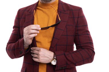 Beyazda izole edilmiş. İş ceketi giyen şık bir adam. Erkek giyim tarzı. Ceketli, güneş gözlüklü şık bir adam. Sıradan erkek modası. Günlük erkek giyim tarzı iş..