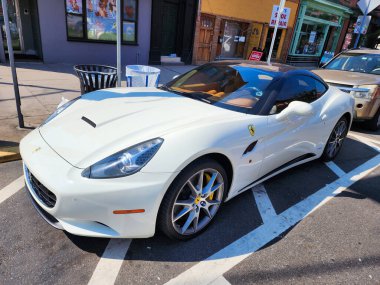 New York City, ABD - 07 Eylül 2023: Ferrari California 2014 klasik beyaz araba açık hava manzaralı.