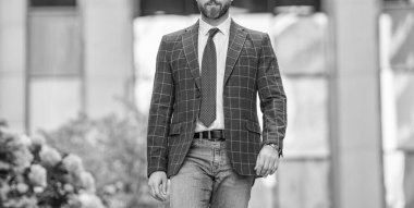 İş CEO 'su sokakta ceket giyiyor. İş CEO' su kravatlı. Açık hava şirketinin CEO 'su. Kentsel arka planda iş CEO 'su