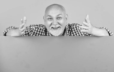 Boş pankartta fotokopi alanı olan son sınıf öğrencisi. reklamcılık.