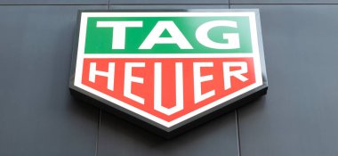 New York, ABD - 26 Mart 2024: Duvarda TAG Heuer İsviçreli saat dükkanı logosu.