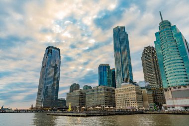 New York, Jersey City, ABD - 20 Aralık 2023: NJ 'de şehir merkezi olan gökdelen kıyısı silueti.