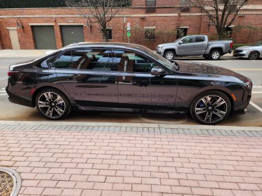 New York City, ABD - 27 Şubat 2024: BMW 7 lüks otomobil açık hava manzaralı.