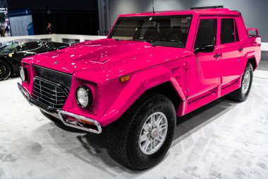 New York City, ABD - 27 Mart 2024: Lamborghini LM002 Pembe spor araba New York Uluslararası Otomobil Fuarı, yan görüş.
