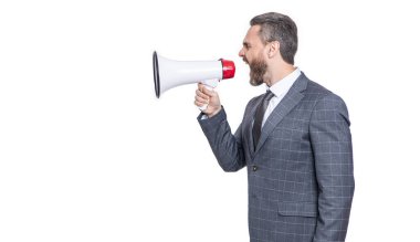 İş çatışması. Hoparlördeki çalışana bağıran bir işadamı beyaz ışıkta izole edilmiş. İş adamının terfi konusunda ortağıyla anlaşmazlığı var. İş adamı rekabeti duyurdu.