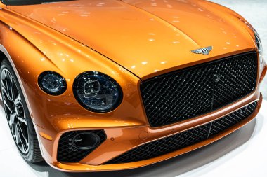 New York City, ABD - 27 Mart 2024: Bentley Continental GT lüks araba farları New York Uluslararası Otomobil Fuarı, yakın görüş.