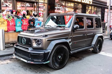 New York City, ABD - 24 Şubat 2024 Mercedes Benz AMG 63 SUV açık hava, köşe manzara.