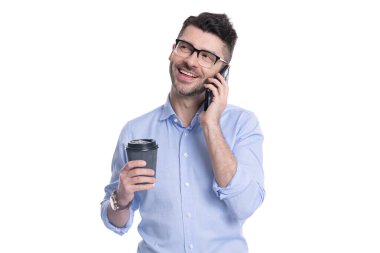 Kahve molası. İş iletişimi. Adam iş konuşuyor. Telefon var. İş adamı iletişim için telefonu kullanıyor. Kahveli bir iş adamı beyazın üstüne izole edilmiş. Etkili müzakere taktikleri.