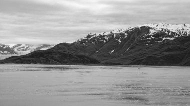 Varış yeri karlı dağ. Varış yeri karlı dağ. Gideceğimiz yerin dağdaki manzarası. Dağdaki hedefin fotoğrafı.
