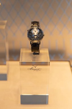 New York, ABD - 26 Mart 2024: Breguet İsviçre lüksü Manhattan 'da saatli butik vitrini izliyor.