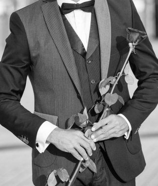 Teklif konsepti Siyah smokinli adamın evlenme teklif ettiğini gördüm. Evlilik teklifinden önce erkek.