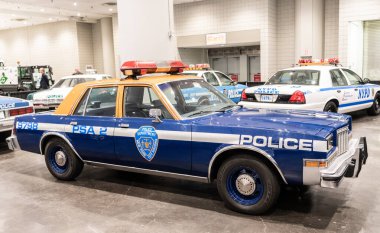 New York City, ABD - 27 Mart 2024: Plymouth Gran Fury eski polis arabası New York Uluslararası Otomobil Fuarı, yan görüş.