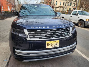 New York City, ABD - 27 Şubat 2024: Range Rover D300 lüks modern araç açık hava manzaralı.