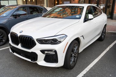 New York City, ABD - 15 Mart 2024: BMW X6 modern beyaz araba açık hava, üst görünüm.