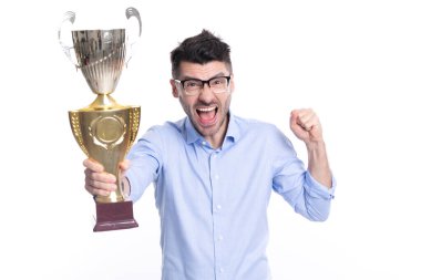 İş adamı zaferi beyazlarla izole edilmiş iş görüşmeleriyle kutluyor. Şampiyon kupasını elinde tutan başarılı bir iş adamı. Ticari başarı. İş başarısı.